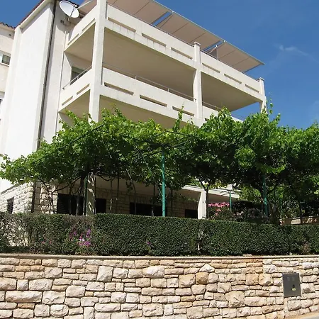 בית הארחה Zimmer F1 3*