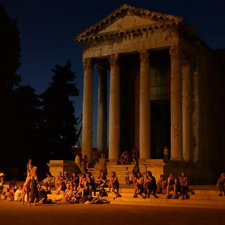 Zimmer F1 בית הארחה